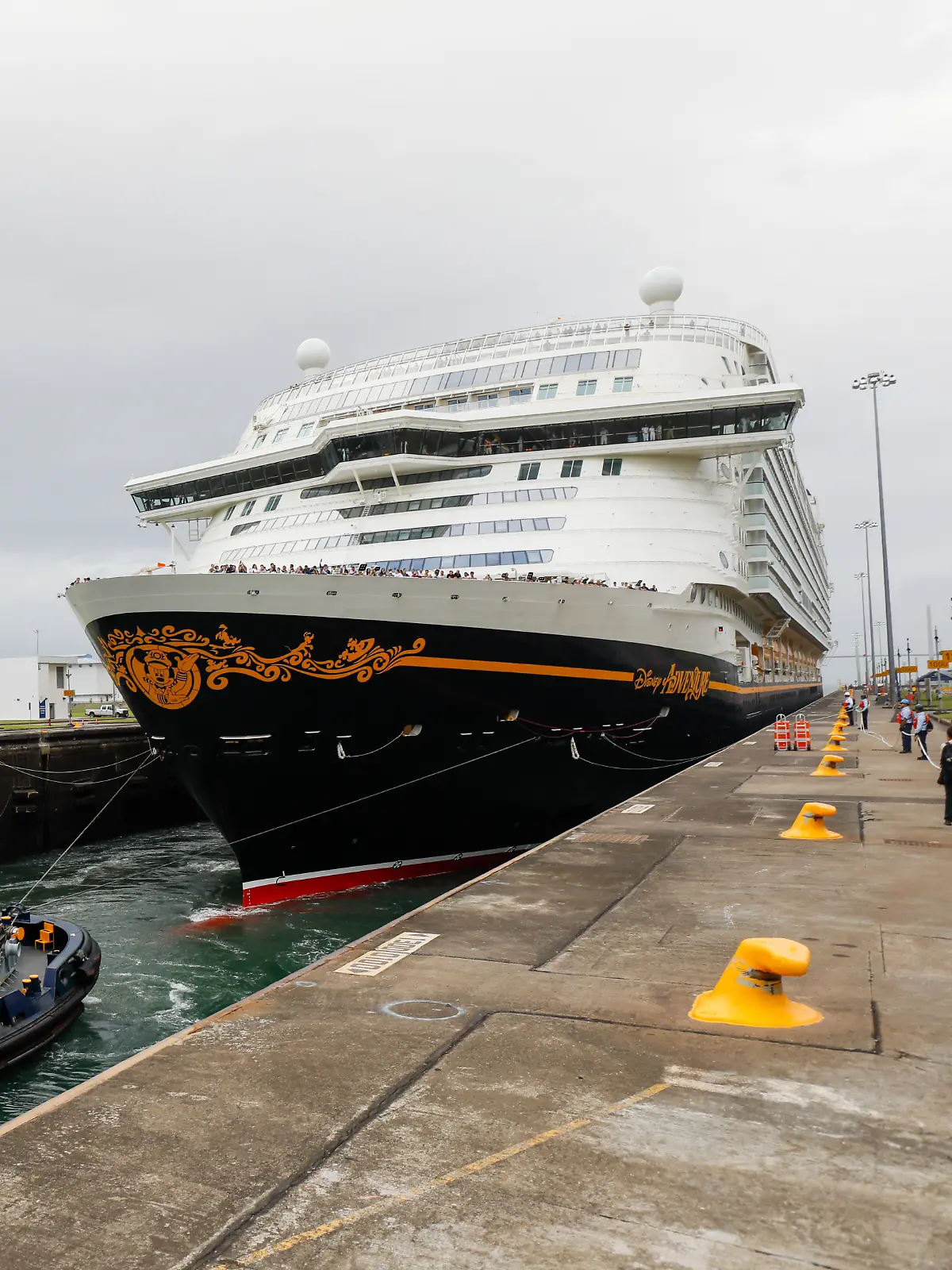 Kreuzfahrtschiff „Disney Adventure” im Hafen