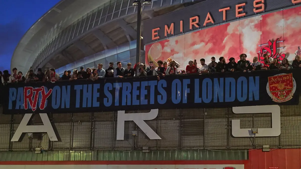 Arsenal-Fans zeigen nach dem Titelgewinn ein Banner am Stadion: «Party auf Londons Straßen»