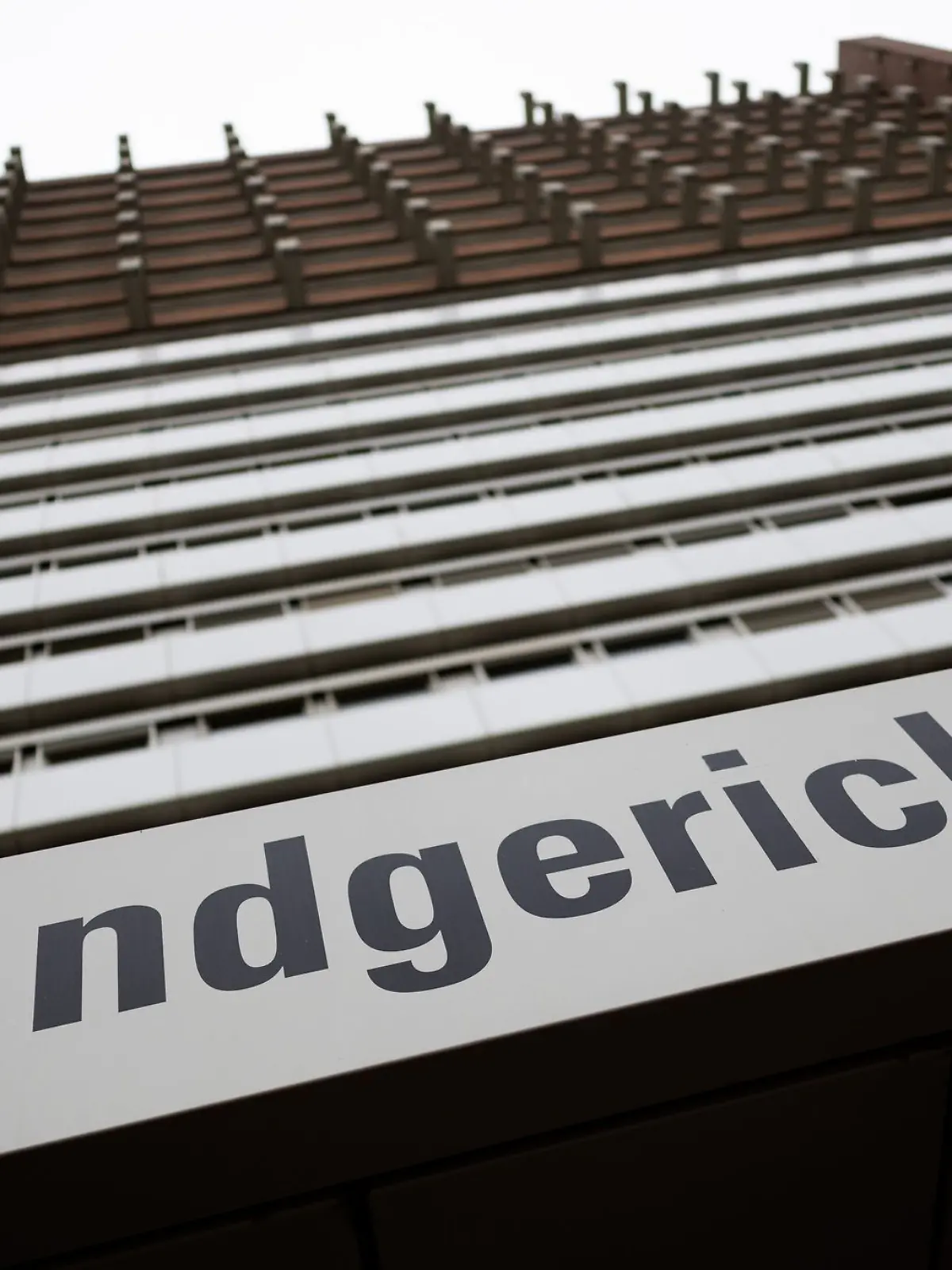 Bild zu: "Jugendlicher nach mutmaßlichem Auftragsmord vor Gericht"