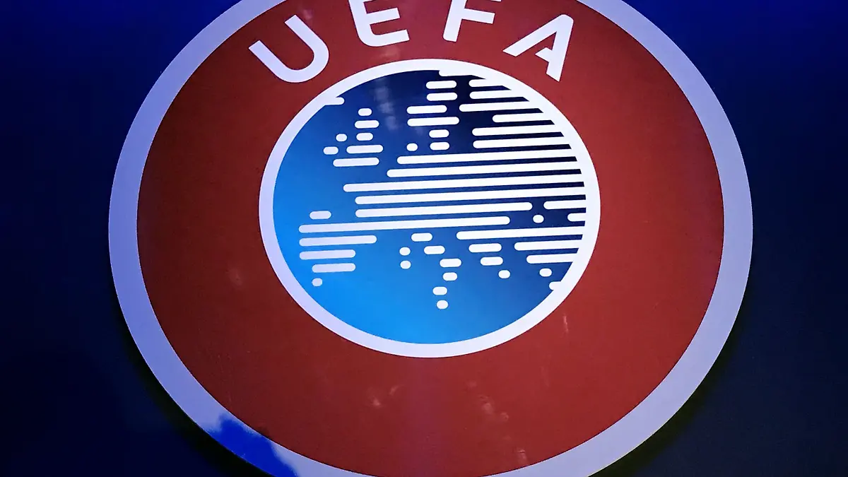 Die UEFA hat einen Frauenfußball-Trainer lebenslang gesperrt. (Symbolbild)