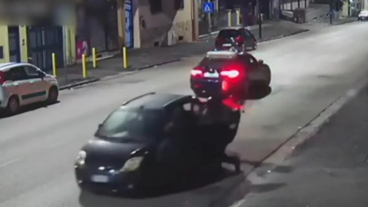 In flagranti erwischt! Polizei stoppt Räuber mitten auf der Straße – zufällig! Die Täter sind bewaffnet