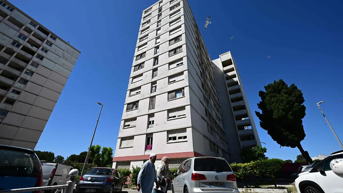 Mutter stürzt mit drei Kindern vom Hochhaus in den Tod