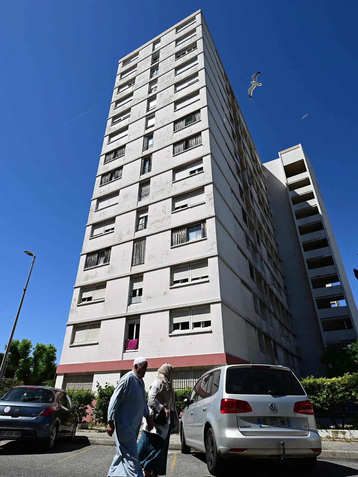Mutter stürzt mit drei Kindern vom Hochhaus in den Tod