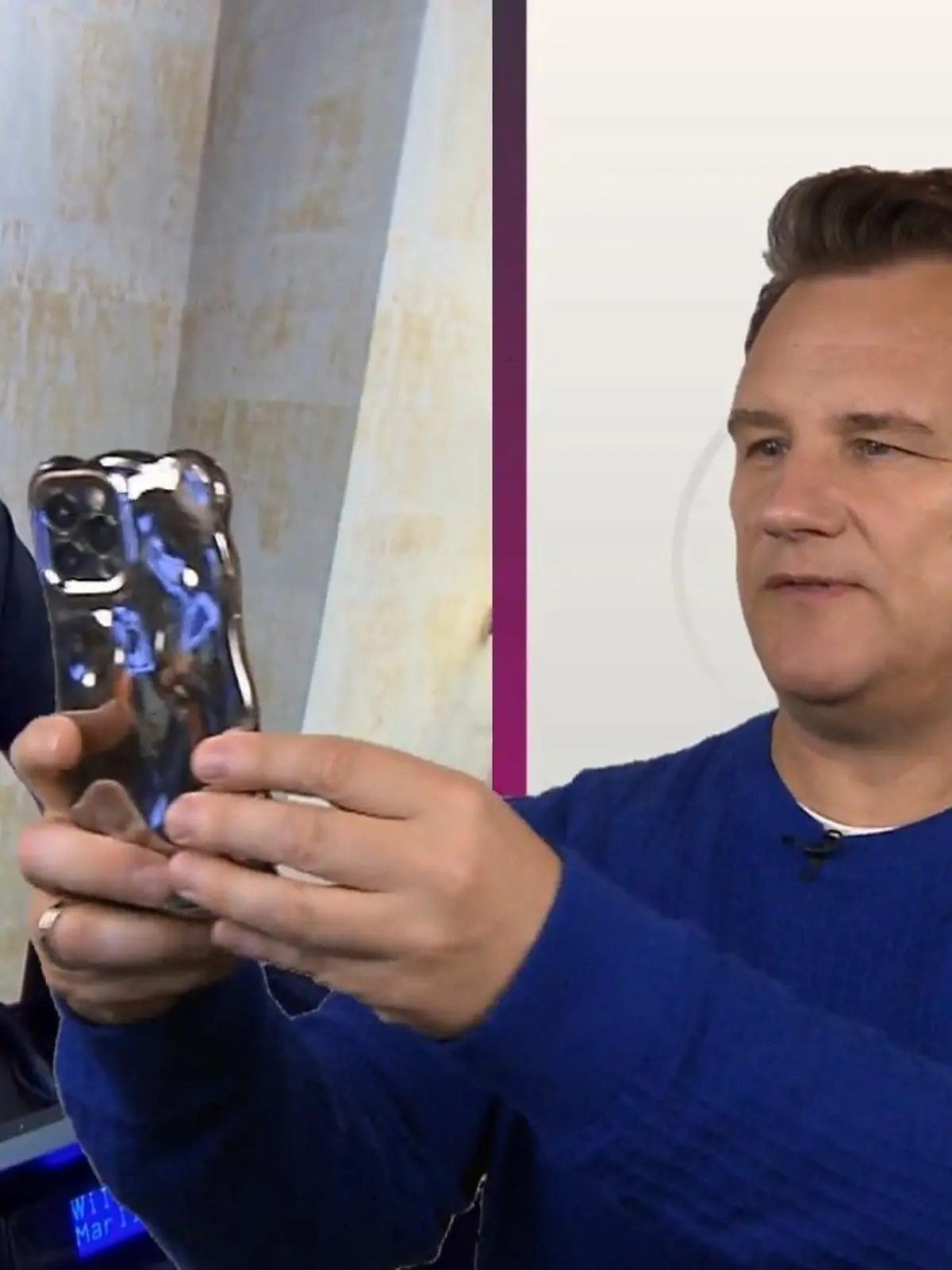 Guido Maria Kretschmer macht ein Foto mit seinem Smartphone.