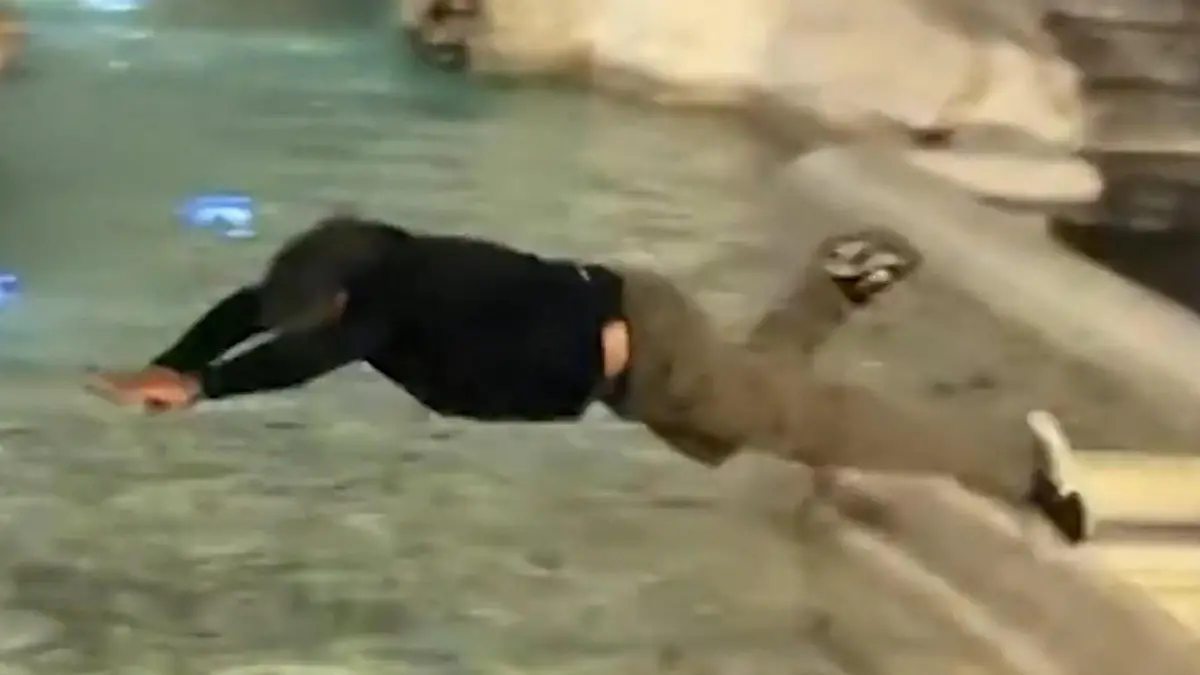 Aufregung am Trevi-Brunnen! Tourist sorgt für Skandal an berühmtem Wahrzeichen Respektloses Verhalten in Rom