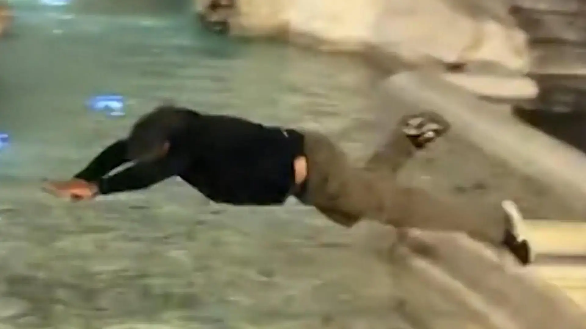 Aufregung am Trevi-Brunnen! Tourist sorgt für Skandal an berühmtem Wahrzeichen Respektloses Verhalten in Rom