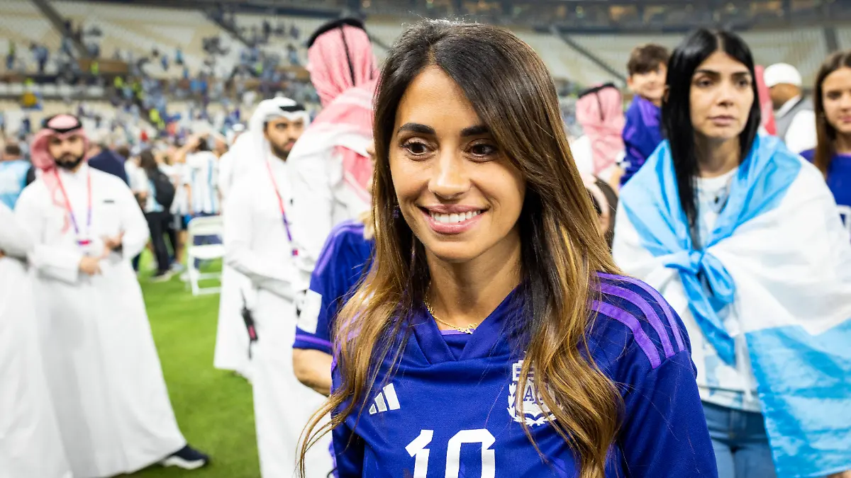 Bild zu: "SIE begeistern neben dem Platz! Die heißesten Spielerfrauen der Fußball-WM"