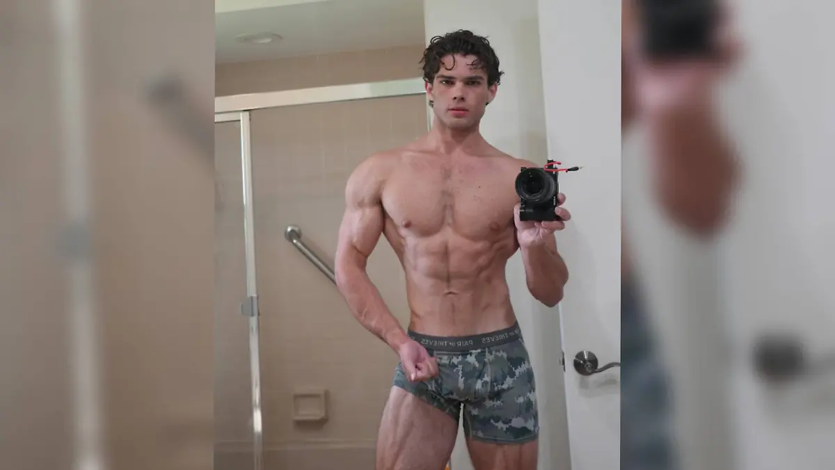 „Looksmaxxing”-Influencer Clavicular zeigt seinen durchtrainierten Körper