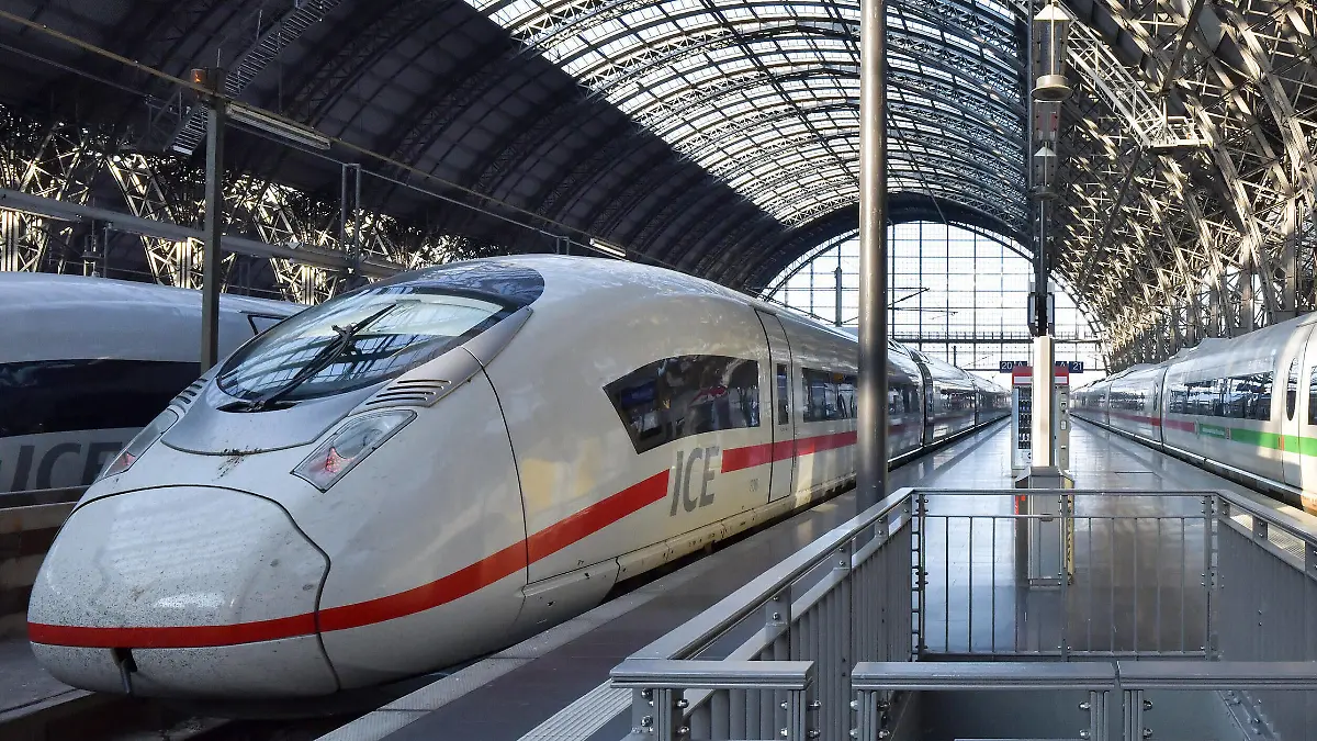  xblx, ICE Zug der Deutschen Bahn im Hauptbahnhof Frankfurt, emwirt Frankfurt am Main *** xblx, ICE train of the German Railways at Frankfurt central station, emwirt Frankfurt am Main