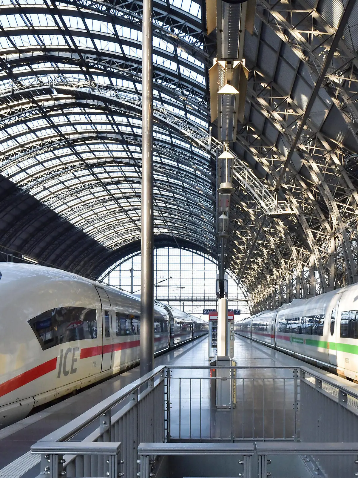  xblx, ICE Zug der Deutschen Bahn im Hauptbahnhof Frankfurt, emwirt Frankfurt am Main *** xblx, ICE train of the German Railways at Frankfurt central station, emwirt Frankfurt am Main