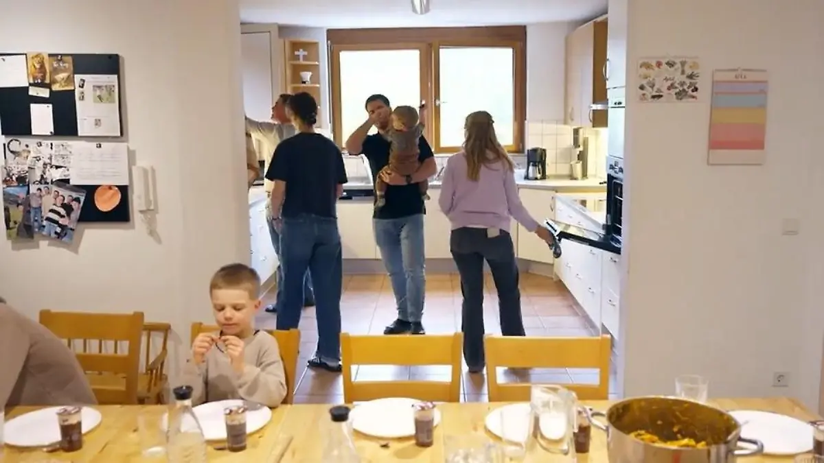 Jugendstraftäter leben mit Familie mit Kindern in Wohngemeinschaft Knast ohne Mauern