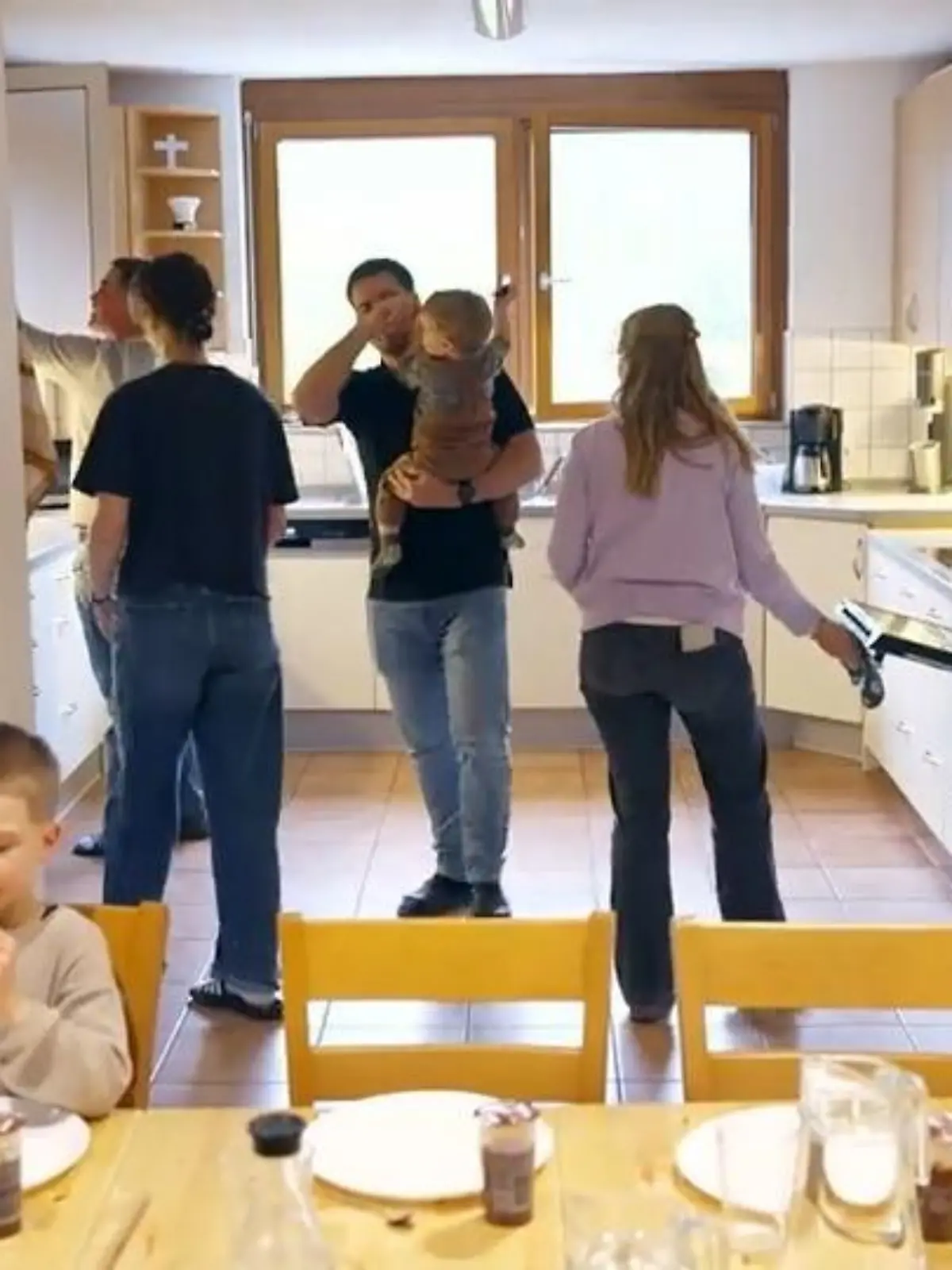 Bild zu: "Jugendstraftäter leben mit Familie mit Kindern in Wohngemeinschaft"