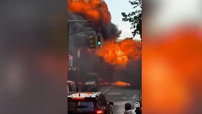 Bild von Flammen-Drama mitten in Weltmetropole! Passanten fliehen vor riesigem Feuerball