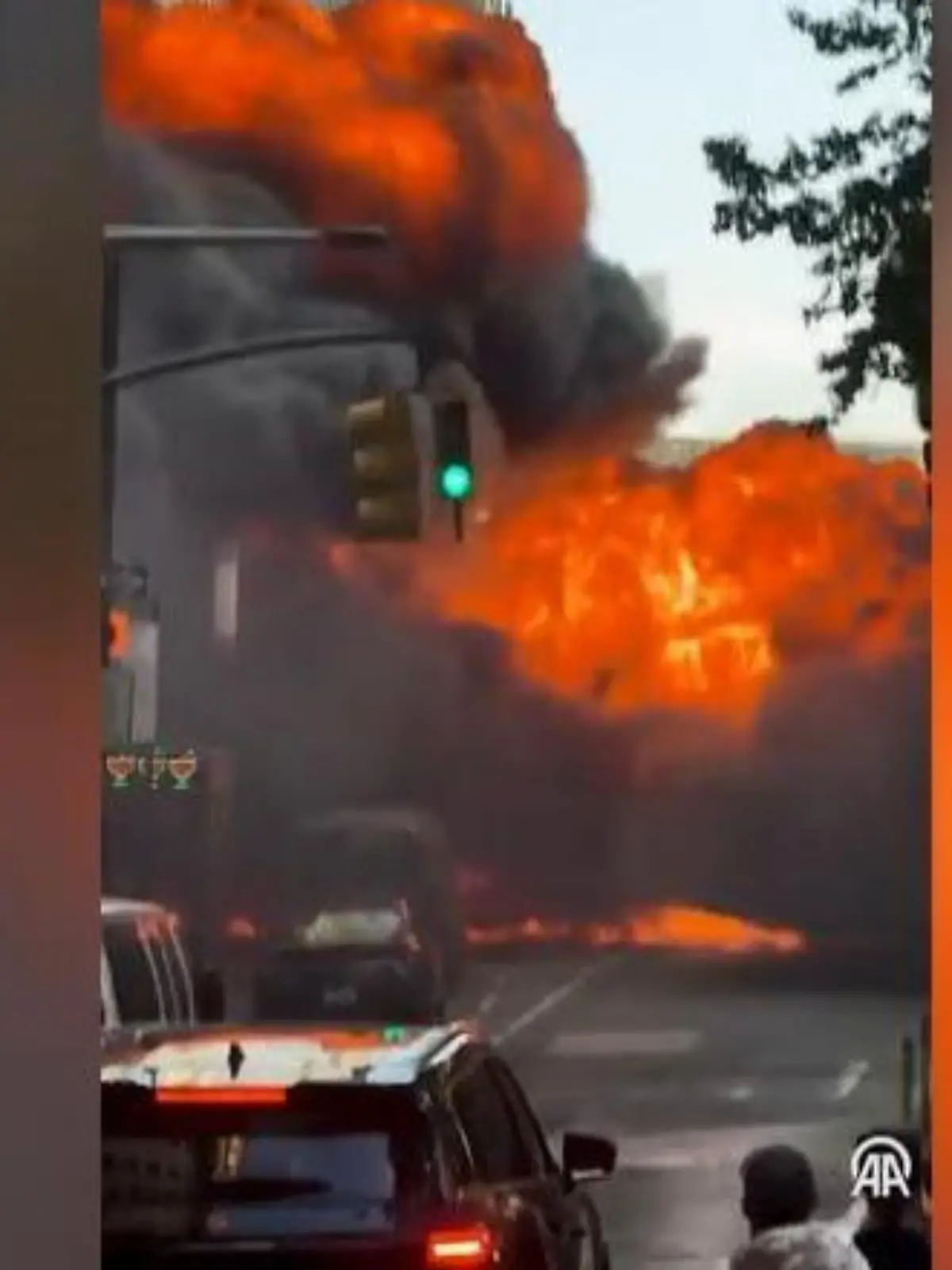 Bild zu: "Flammen-Drama mitten in Weltmetropole! Passanten fliehen vor riesigem Feuerball"