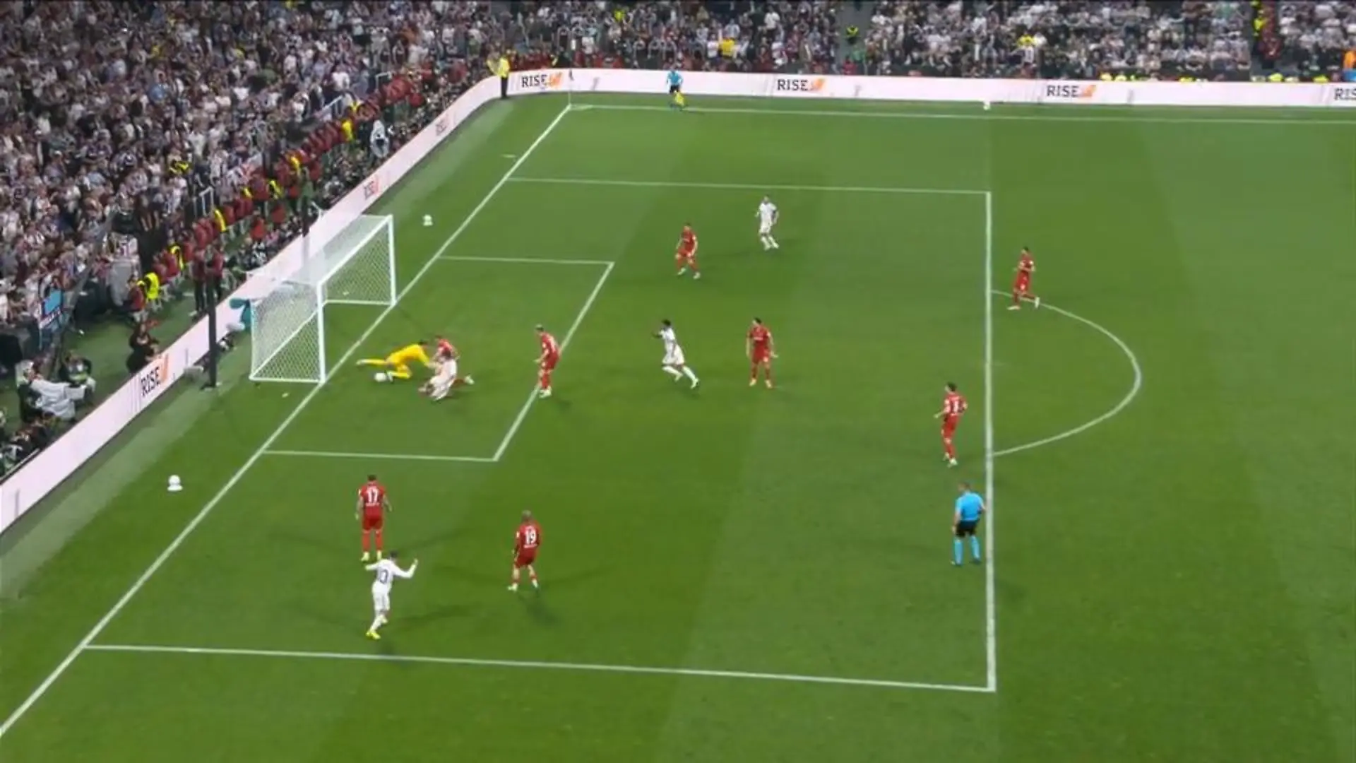 Bild von 3:0! Rogers knockt überforderte Freiburger aus