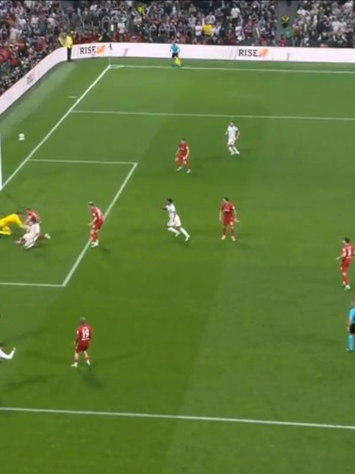 Bild zu: "3:0! Rogers knockt überforderte Freiburger aus"