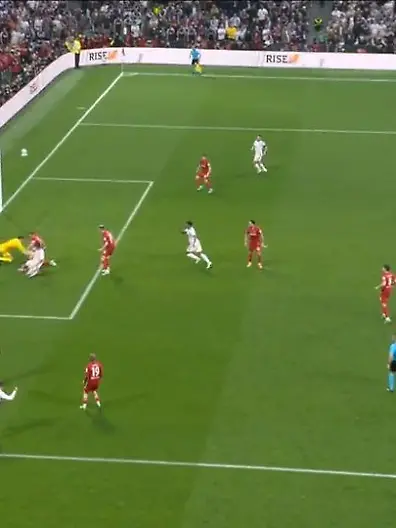 Bild zu: "3:0! Rogers knockt überforderte Freiburger aus"