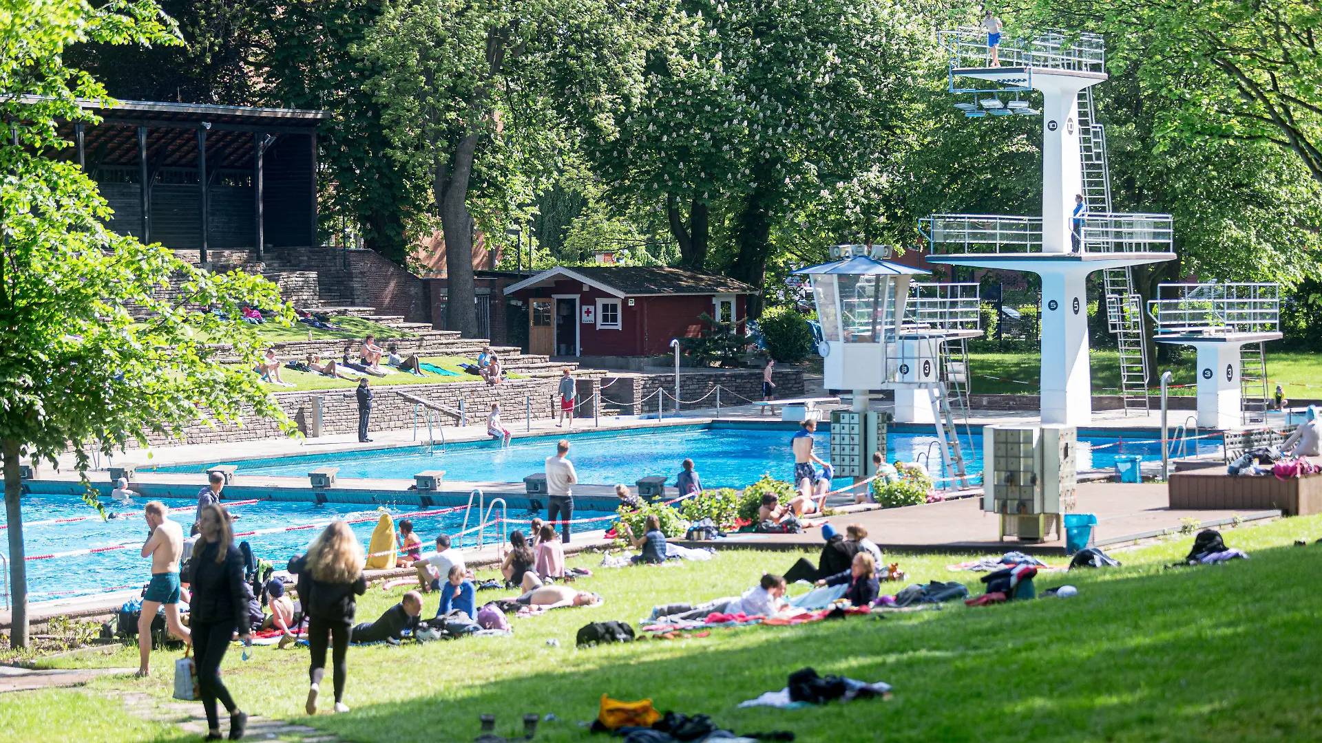 29.05.2021, Hamburg: Badegäste geniessen einen Frühsommertag im Kaifu-Bad. Seit heute haben Hamburger Schwimmbäder wieder geöffnet. Allerdings ist die Besucherzahl für bestimmte Zeitabschnitte jeweils begrenzt und die Besucher müssen einen gültigen Corona-Schnelltest vorweisen. Foto: Markus Scholz/dpa +++ dpa-Bildfunk +++