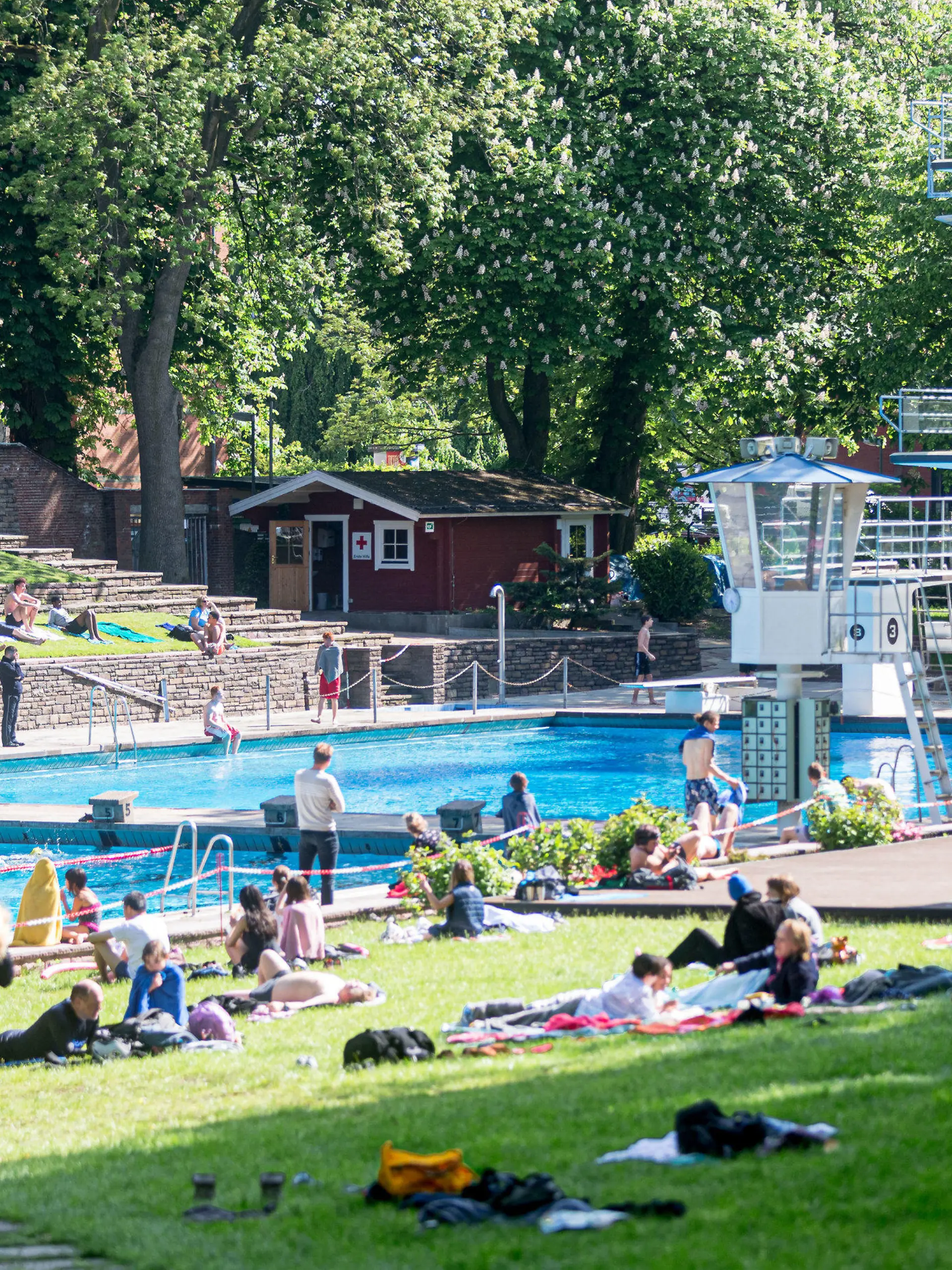 29.05.2021, Hamburg: Badegäste geniessen einen Frühsommertag im Kaifu-Bad. Seit heute haben Hamburger Schwimmbäder wieder geöffnet. Allerdings ist die Besucherzahl für bestimmte Zeitabschnitte jeweils begrenzt und die Besucher müssen einen gültigen Corona-Schnelltest vorweisen. Foto: Markus Scholz/dpa +++ dpa-Bildfunk +++