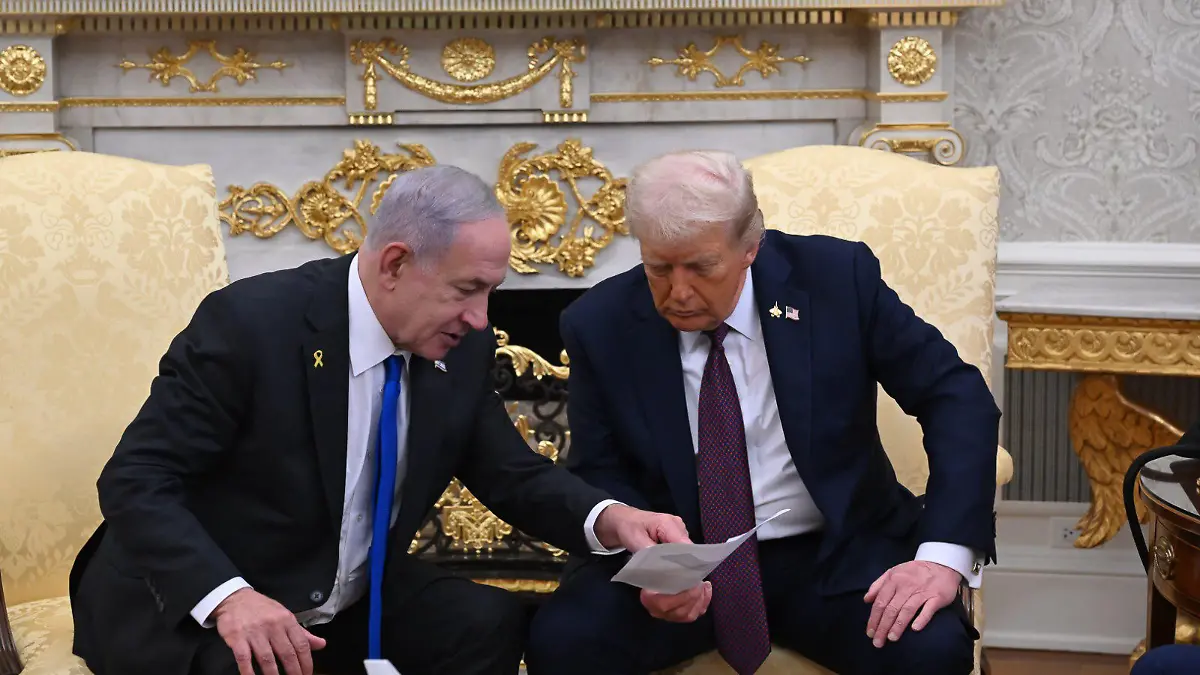 US-Präsident Donald Trump und israelischer Ministerpräsident Benjamin Netanjahu unterhalten sich während eines Treffens im Weißen Haus. +++ dpa-Bildfunk +++