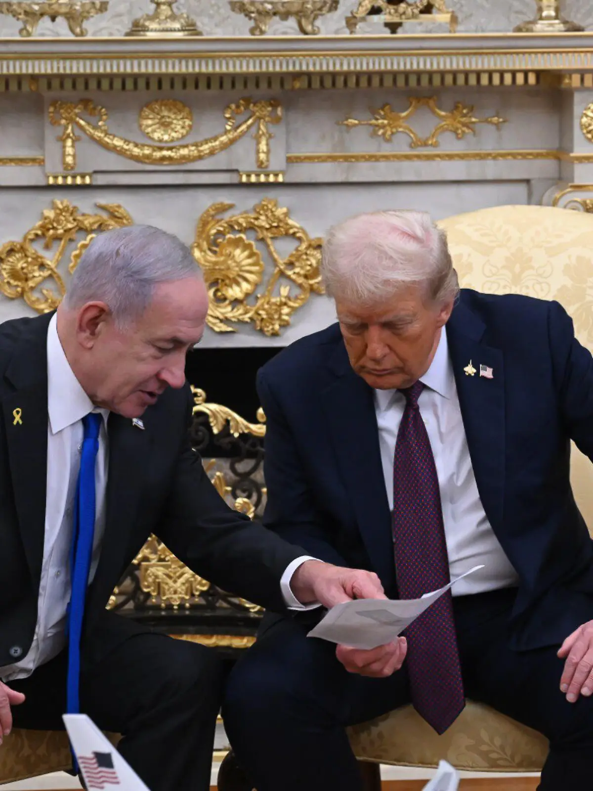 US-Präsident Donald Trump und israelischer Ministerpräsident Benjamin Netanjahu unterhalten sich während eines Treffens im Weißen Haus. +++ dpa-Bildfunk +++