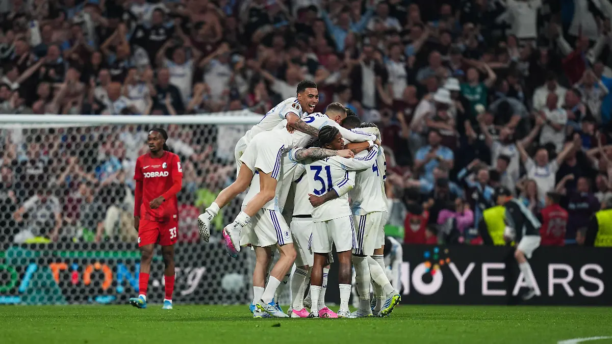 Aston Villa players seen celebrating victory after the final whistle of the UEFA Europa League Final against SC Freiburg at Besiktas Park. Final score; Aston Villa 3:0 SC Freiburg. (Photo by Ismael Adnan / SOPA Images/Sipa USA)