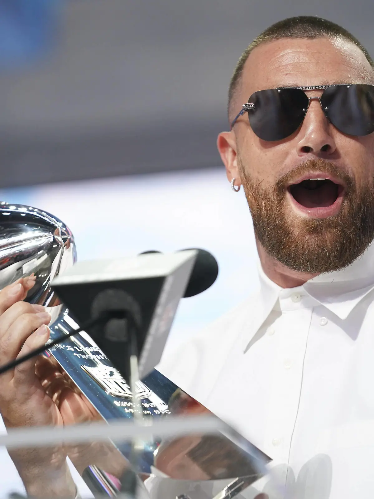 Kansas City Chiefs tightend Travis Kelces shows off the Super Bowl trophy on stage during the NFL, American Football Herren, USA Draft at Union Station in Kansas City, Missouri on Thursday, April 27, 2023. PUBLICATIONxINxGERxSUIxAUTxHUNxONLY KCP20230427143 KYLExRIVAS