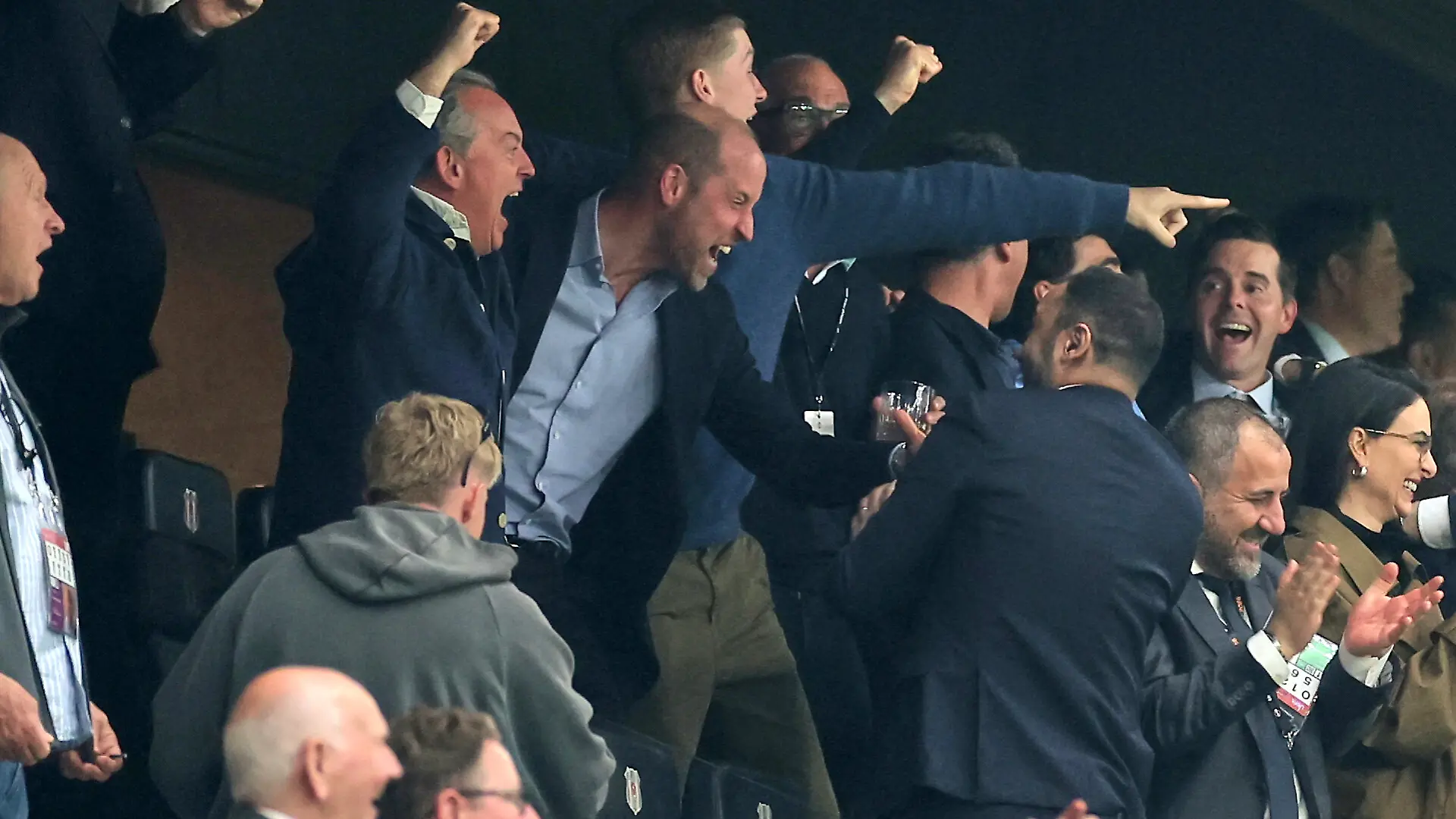Fußball, Männer: Europa League, SC Freiburg - Aston Villa, Finale, Tüpras Stadyumu (Istanbul). Der britische Prinz William (M) jubelt, während er das Endspiel der Europa League verfolgt. +++ dpa-Bildfunk +++
