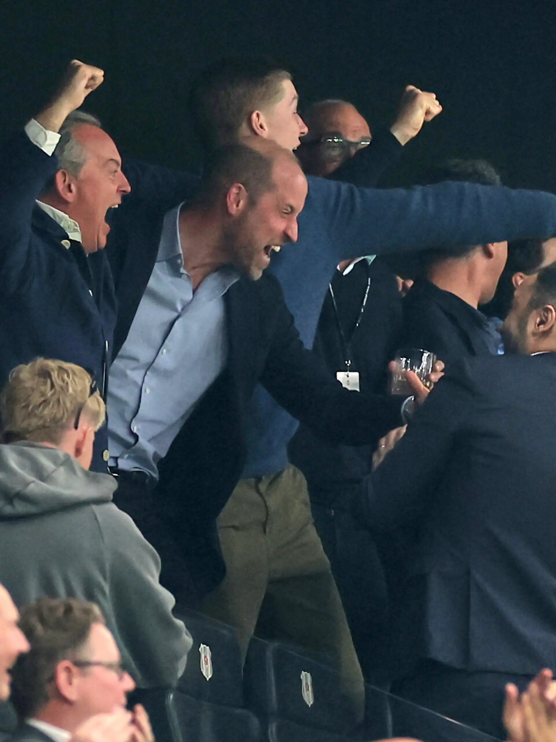 Fußball, Männer: Europa League, SC Freiburg - Aston Villa, Finale, Tüpras Stadyumu (Istanbul). Der britische Prinz William (M) jubelt, während er das Endspiel der Europa League verfolgt. +++ dpa-Bildfunk +++