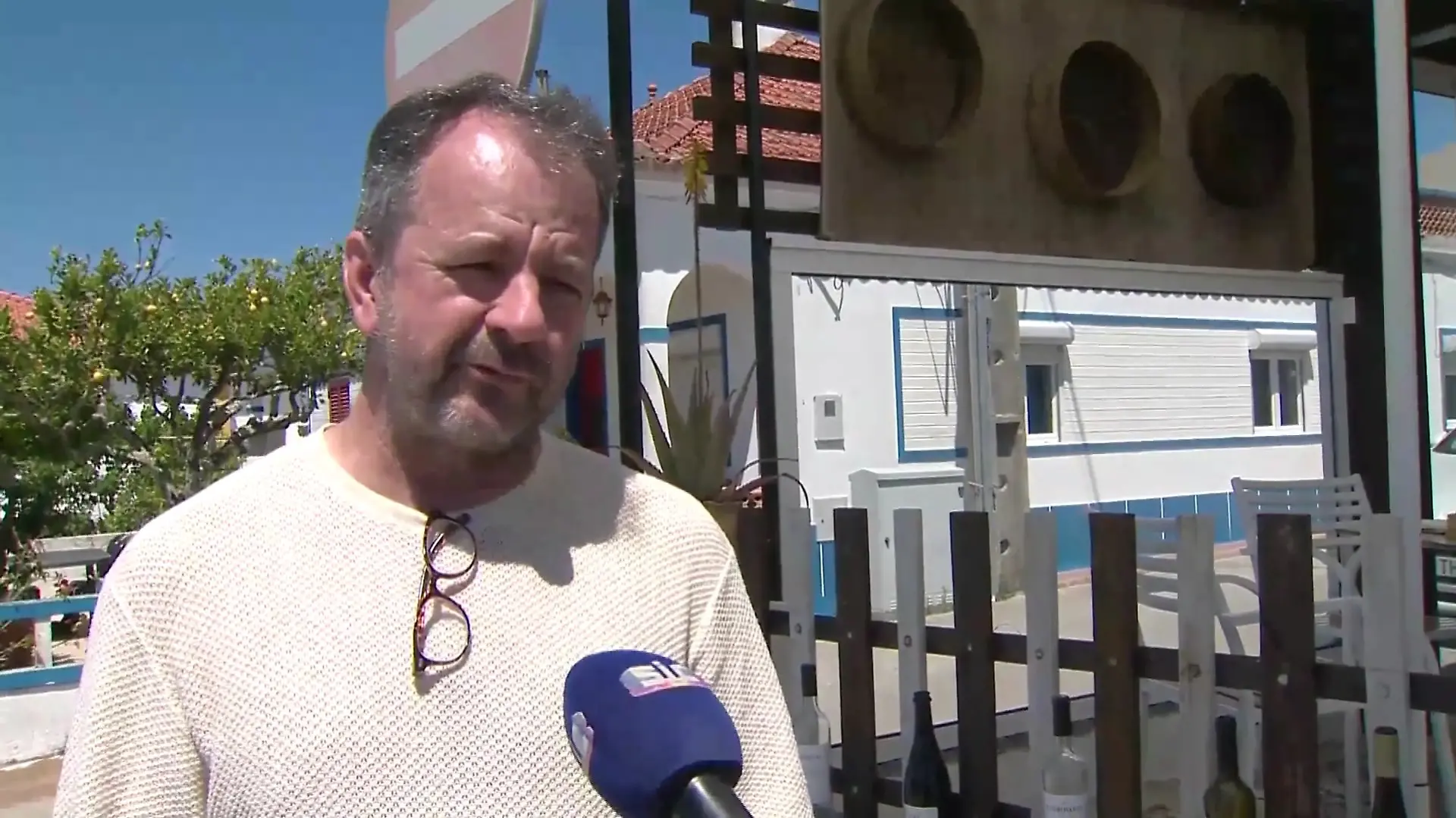 Alexandre Quintas findet die zwei Kinder, bringt sie in Sicherheit und alarmiert die Polizei.