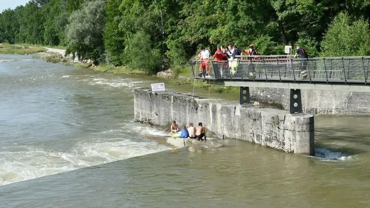 Erst mit der Hilfe von drei Erwachsenen und der Feuerwehr konnte die 5-Jährige aus der Wasserwalze gerettet werden.