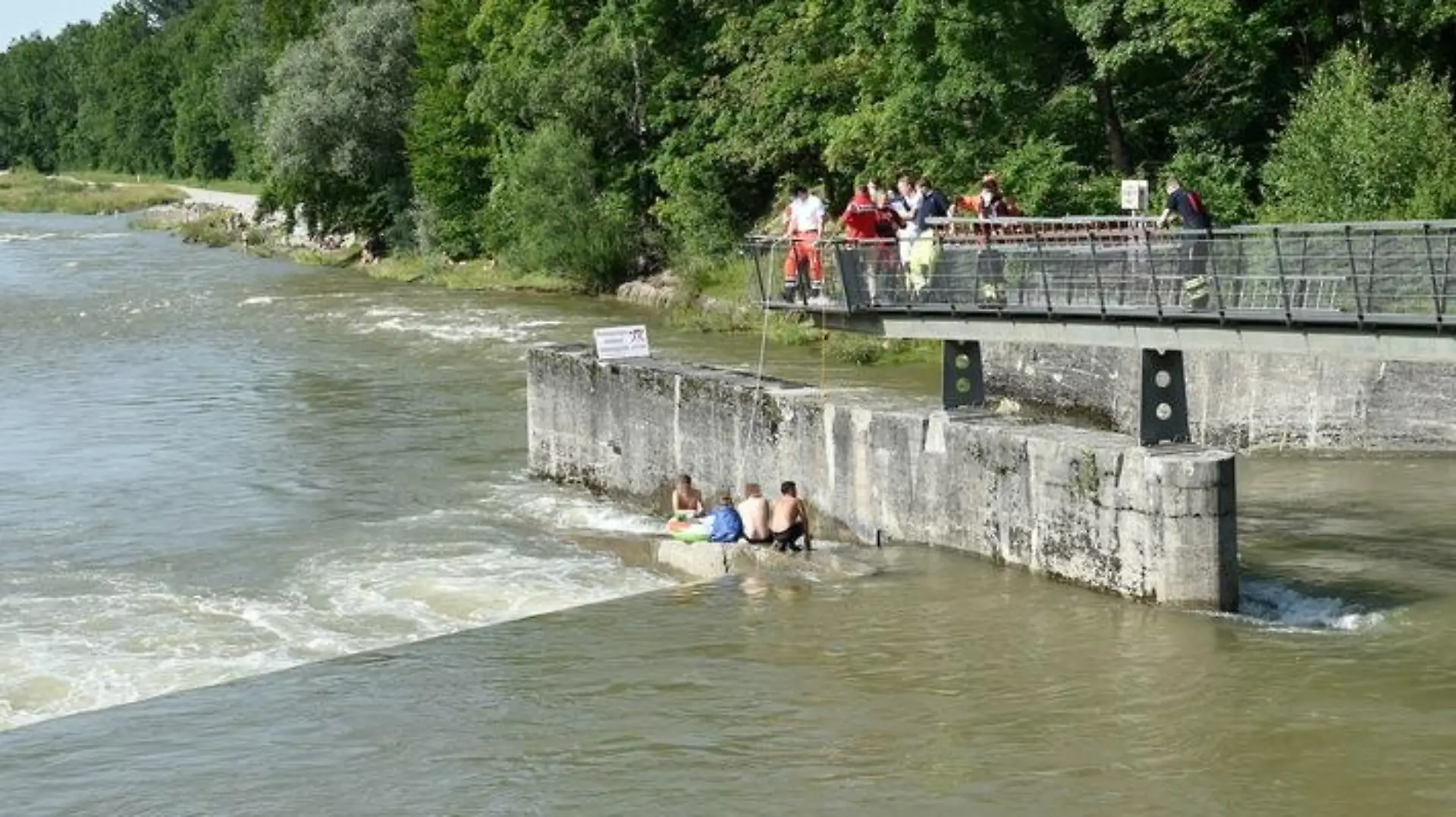 Erst mit der Hilfe von drei Erwachsenen und der Feuerwehr konnte die 5-Jährige aus der Wasserwalze gerettet werden.