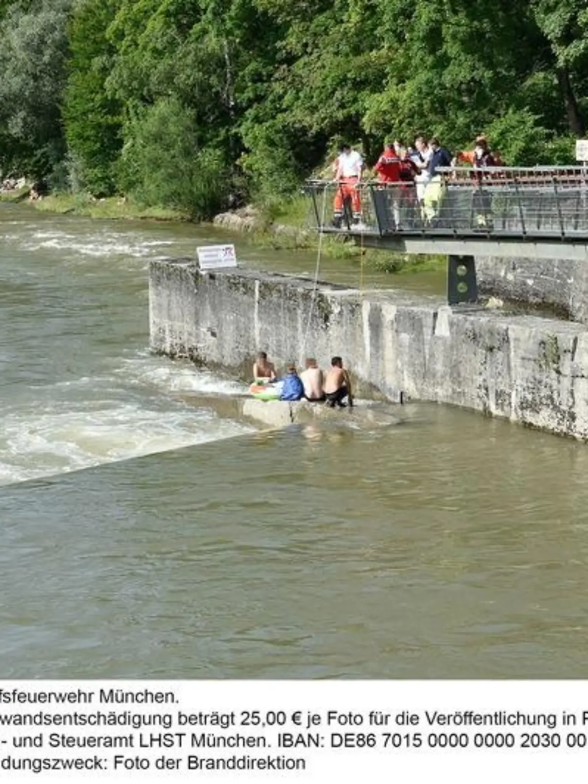 Erst mit der Hilfe von drei Erwachsenen und der Feuerwehr konnte die 5-Jährige aus der Wasserwalze gerettet werden.