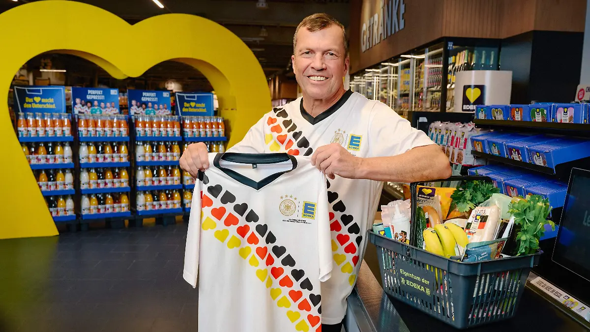 Weltmeister Lothar Matthäus posiert mit dem Edeka-Shirt.