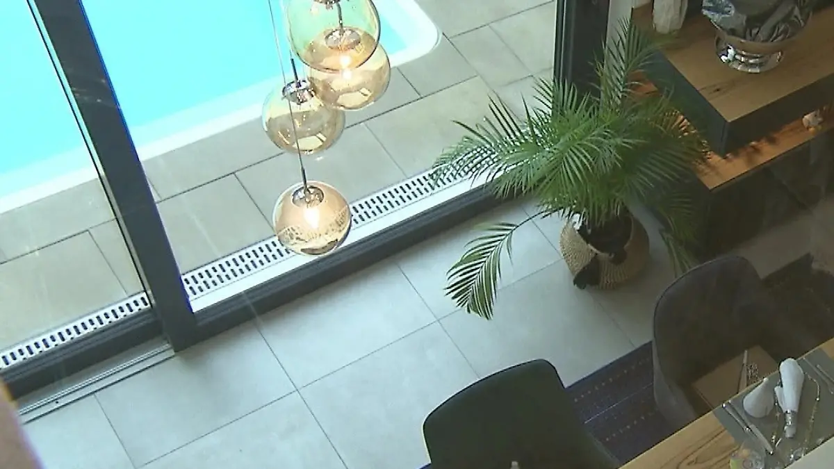 Blick von oben auf Esszimmer und Terasse.