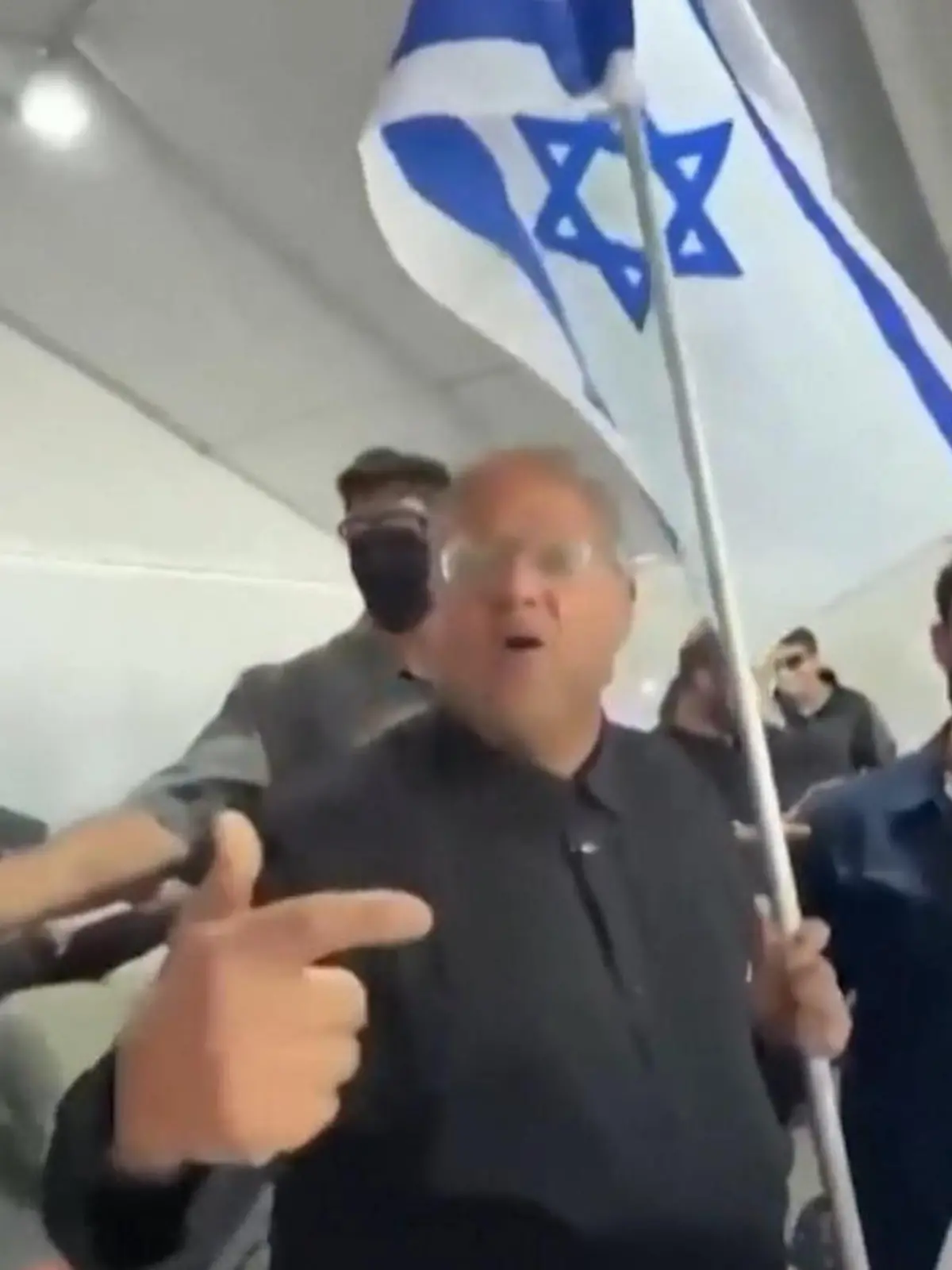 Bild zu: "Skandal um Israel-Minister! Video mit gefesselten Gaza-Aktivisten schockiert weltweit"