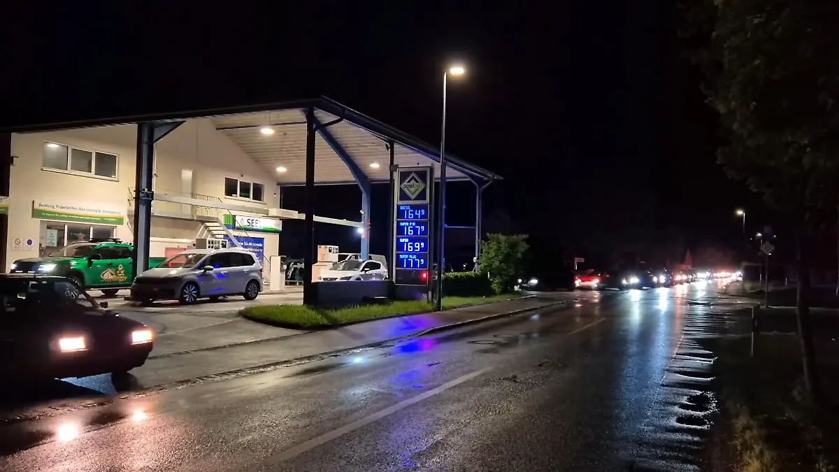 Kilometerlanger Stau! An dieser deutschen Tankstelle gibt es Sprit zum Niedrigpreis Unter 1,70 Euro