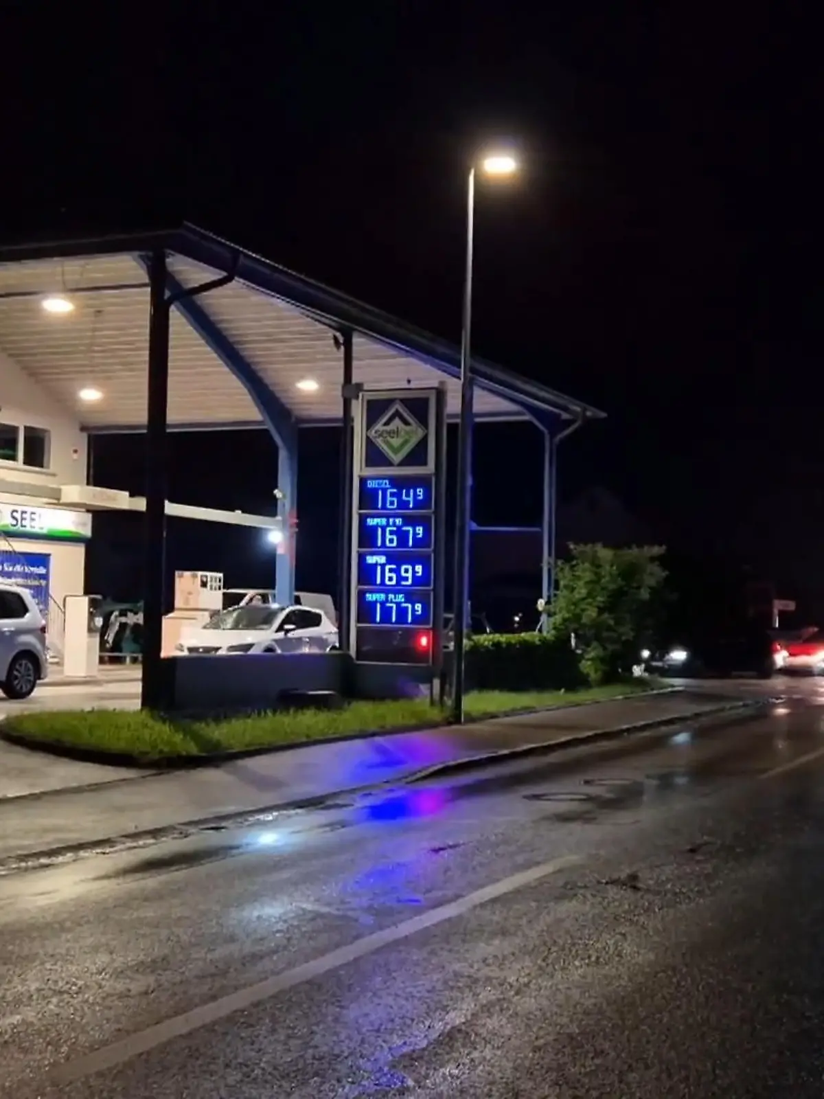 Bild zu: "Kilometerlanger Stau! An dieser deutschen Tankstelle gibt es Sprit zum Niedrigpreis"