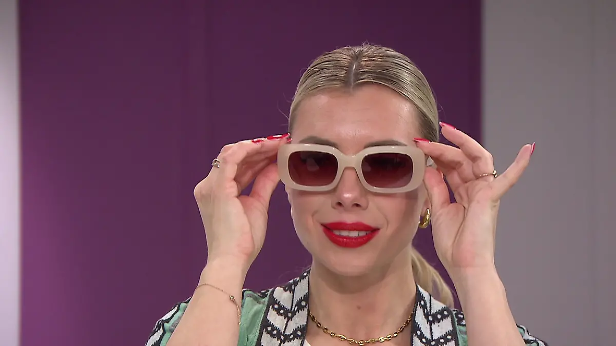 Zoe trägt ihre Sonnenbrille auf dem Laufsteg.