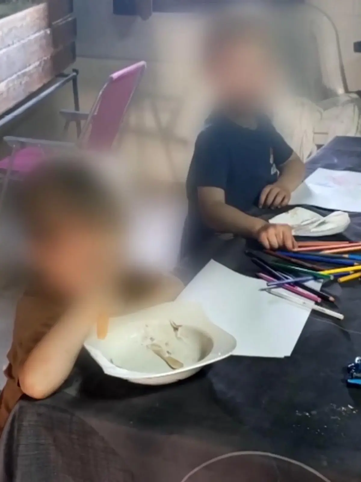 Bild zu: "Kinder (3 und 5) von Eltern allein im Wald zurückgelassen"