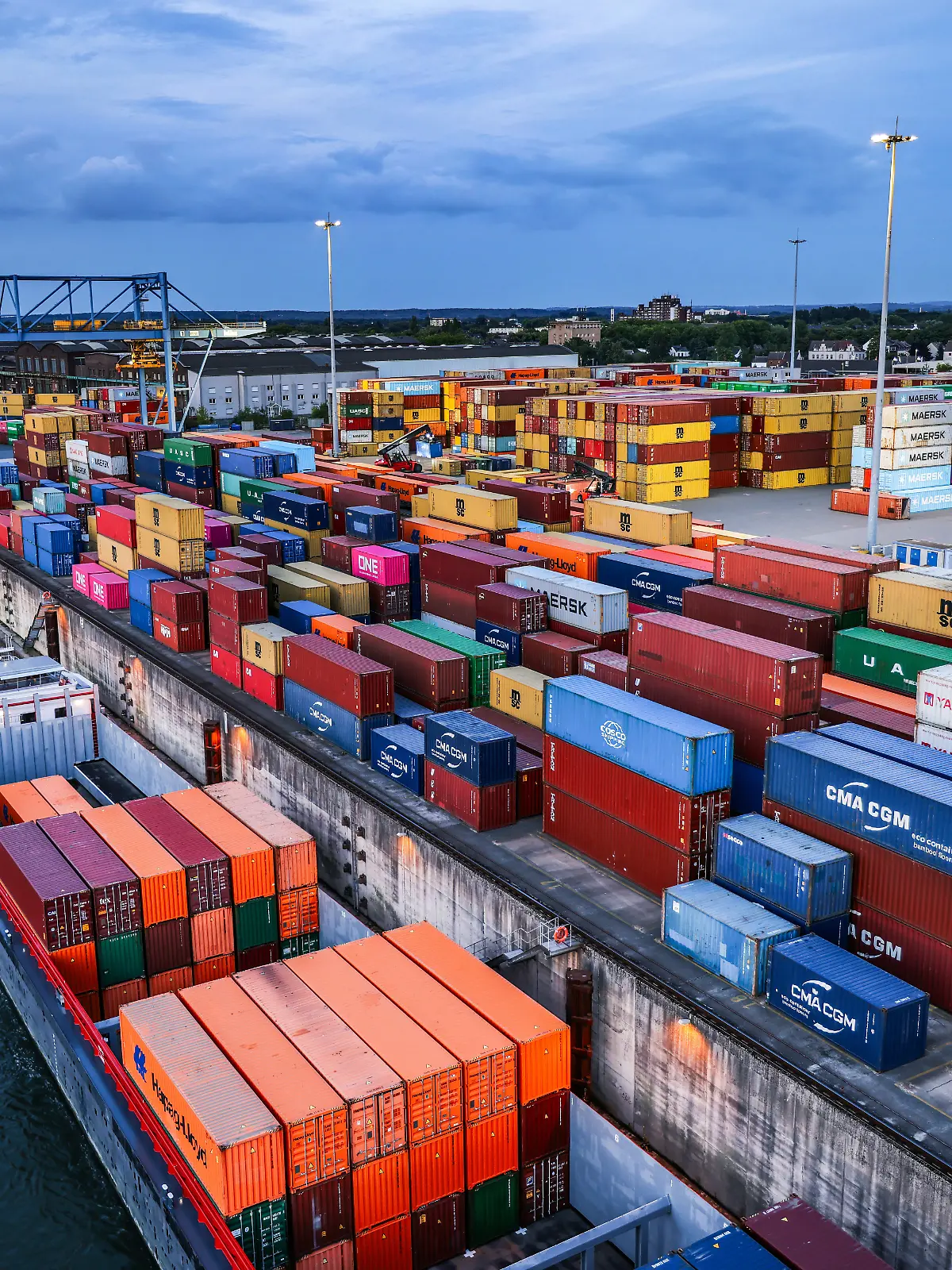 Container werden im Duisburger Hafen auf Binnenschiffe verladen. Der Krieg in Nahost bremst nach der aktuellen Prognose der OECD das Wachstum der deutschen Wirtschaft. (zu dpa: «EU-Kommission halbiert Wachstumsprognose für Deutschland») +++ dpa-Bildfunk +++