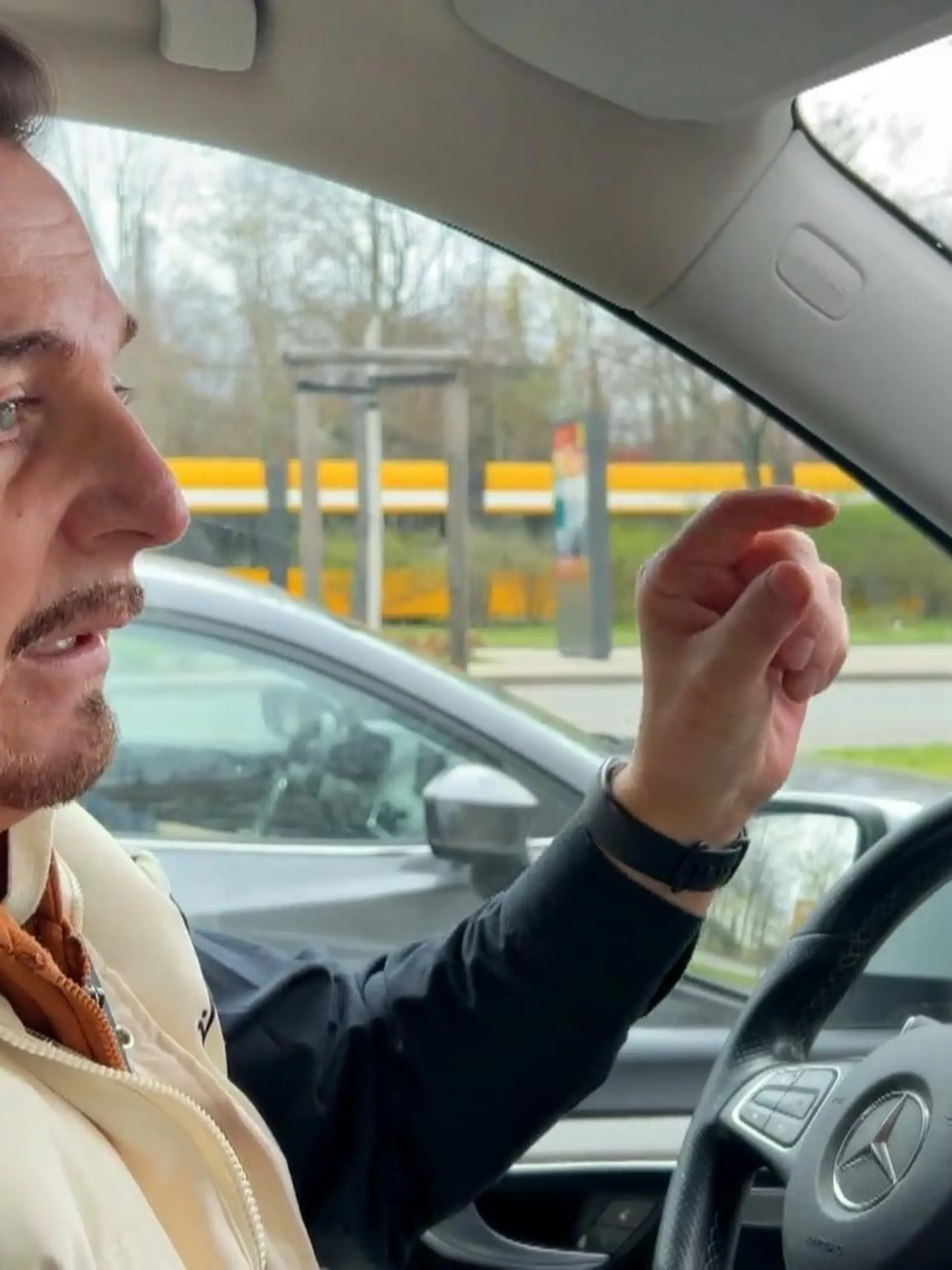 Bild zu: "Uwe Herrmann auf dem Weg zum entscheidenden Arztbesuch"