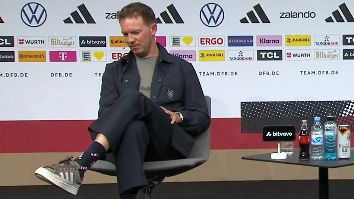 Bei der WM-Kader-Bekanntgabe! Julian Nagelsmann überrascht mit DIESEM Mode-Hingucker Geschenk eines DFB-Stars