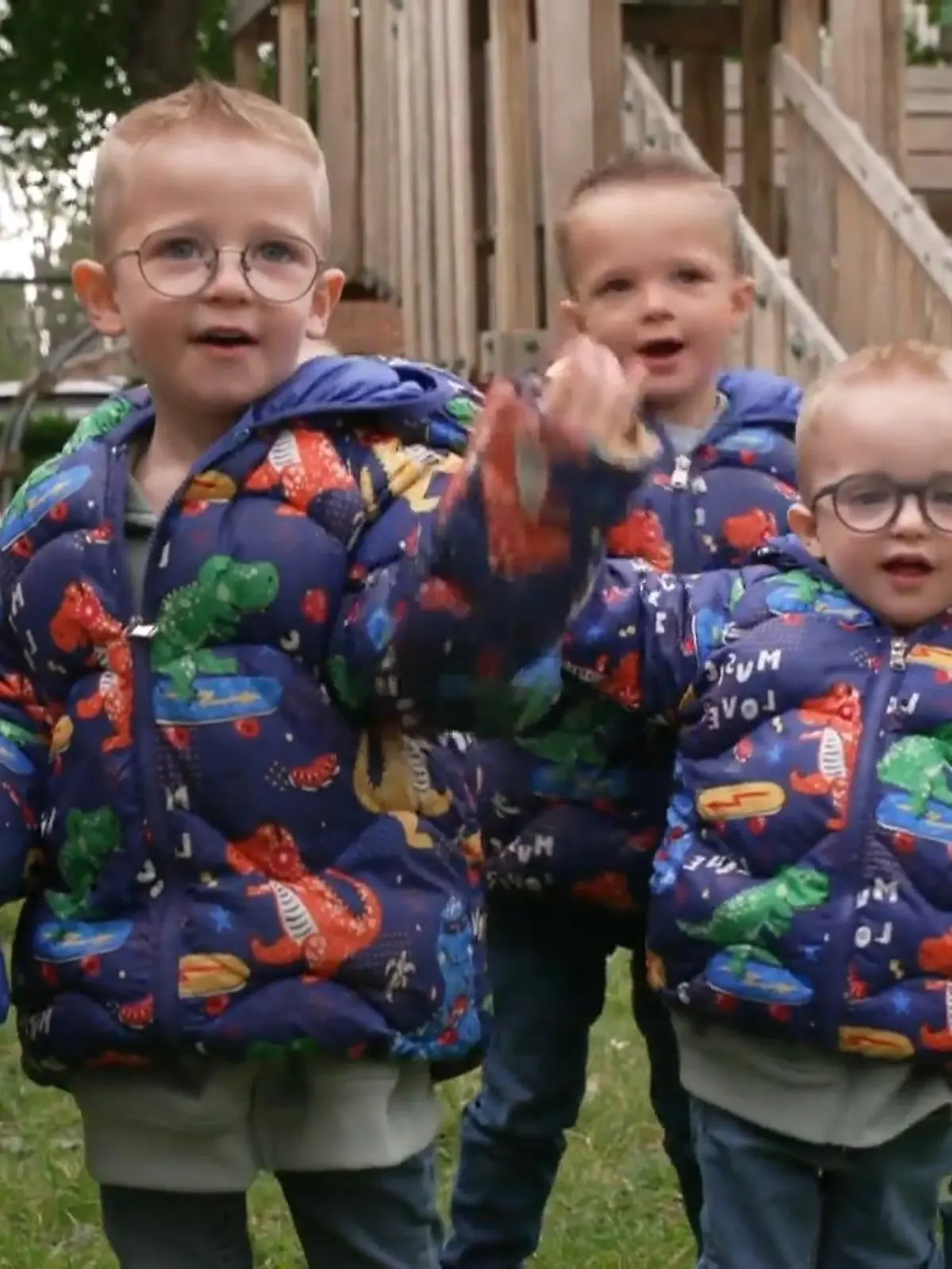 Bild zu: "Zwillinge und Drillinge aus derselben Familie sorgen für Kindergarten-Chaos!"