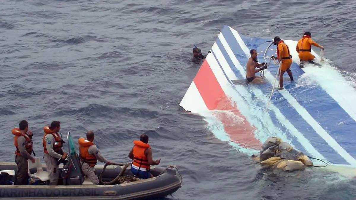 ARCHIV - Ein Wrackteil der abgestürzten Air-France-Maschine AF 447 wird am 08.06.2009 von einem Rettungsteam der brasilianischen Marine im Atlantik geborgen. Die französische Justiz will am Mittwoch (30.05.2012) ihren Untersuchungsbericht zum rätselhaften Todesflug AF 447 über dem Atlantik mit 228 Toten den Angehörigen der Opfer überreichen. Foto: EPA, EDITORIAL USE ONLY (zu dpa «Todesflug AF 447: Opfer-Angehörige erhalten Untersuchungsbericht» vom 30.05.2012) +++ dpa-Bildfunk +++