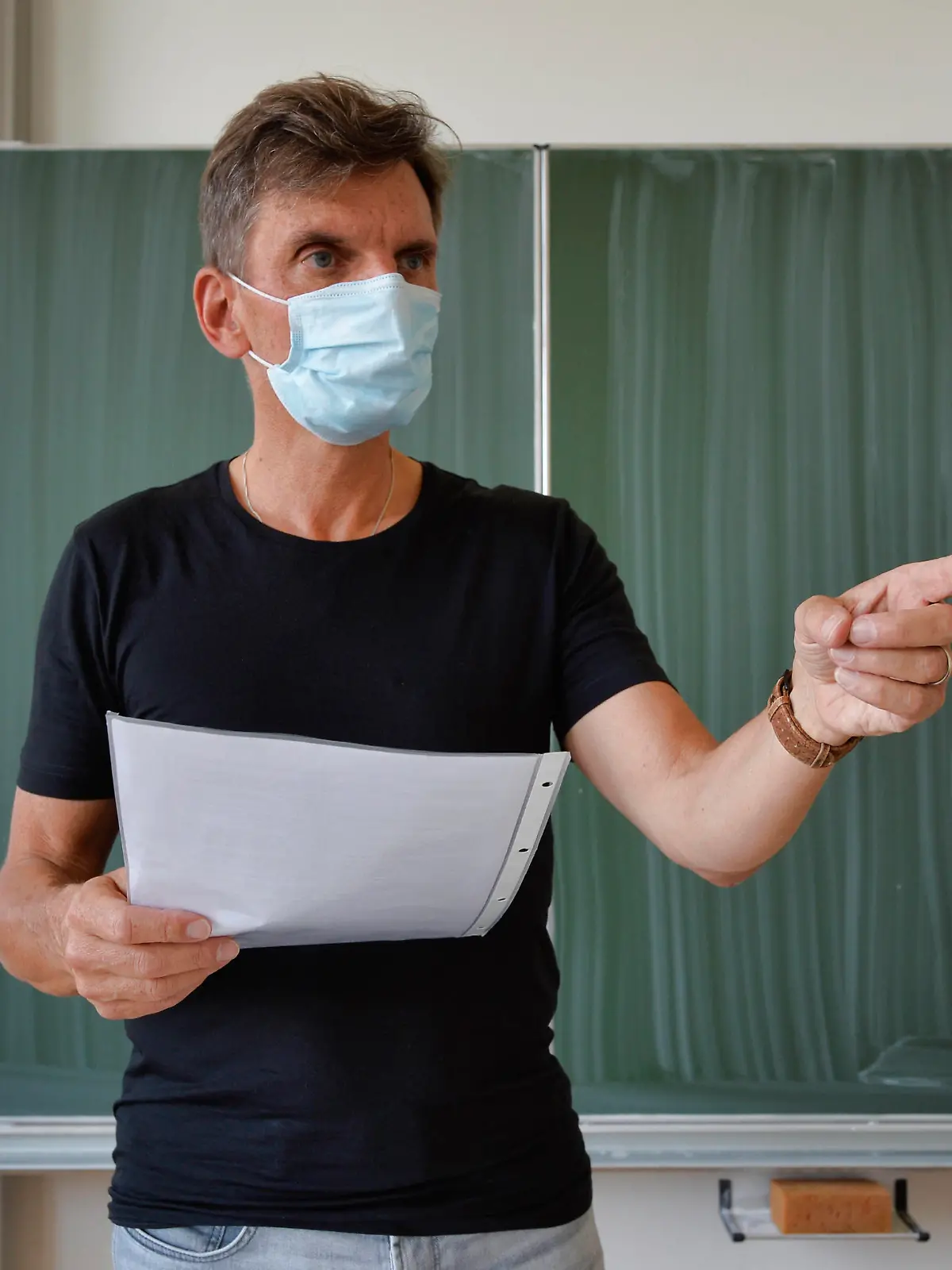  Lehrer mit Mundschutzmaske im Präsenzunterricht, Gestik, Corona-Krise, Stuttgart, Baden-Württemberg, Deutschland Coronavirus *** Teacher with face mask in face-to-face classes, gestures, corona crisis, Stuttgart, Baden Württemberg, Germany Coronavirus