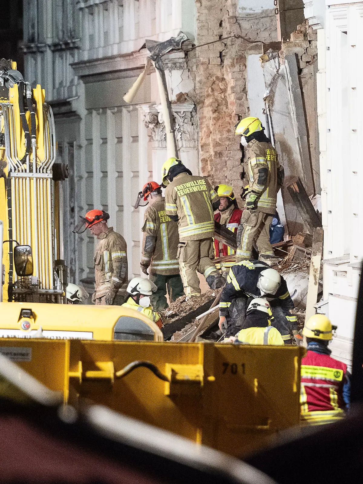 Einsatzkräfte durchsuchen einen Trümmerberg nach dem Einsturz eines Hauses in Görlitz