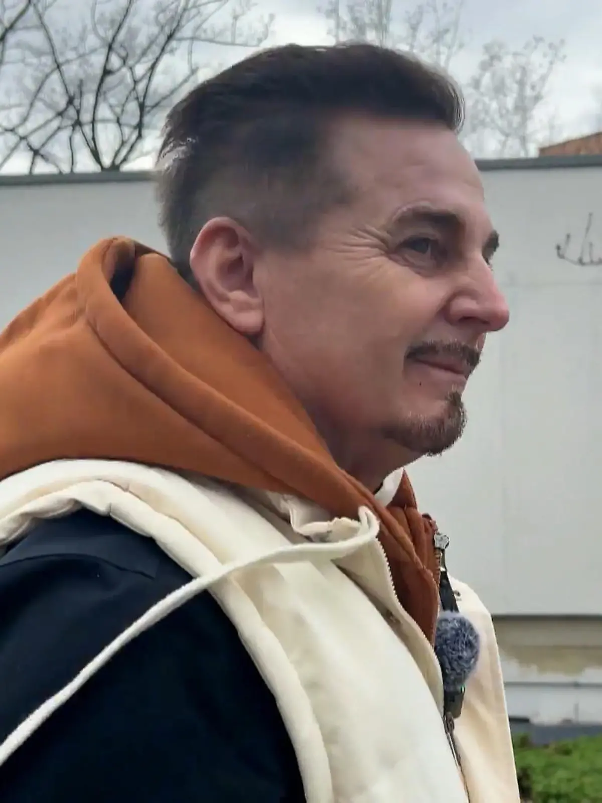 Zwischen Tüll und Tränen: Brautmodenexperte Uwe Herrmann in Hoodie und Weste auf dem Weg zum Arzt