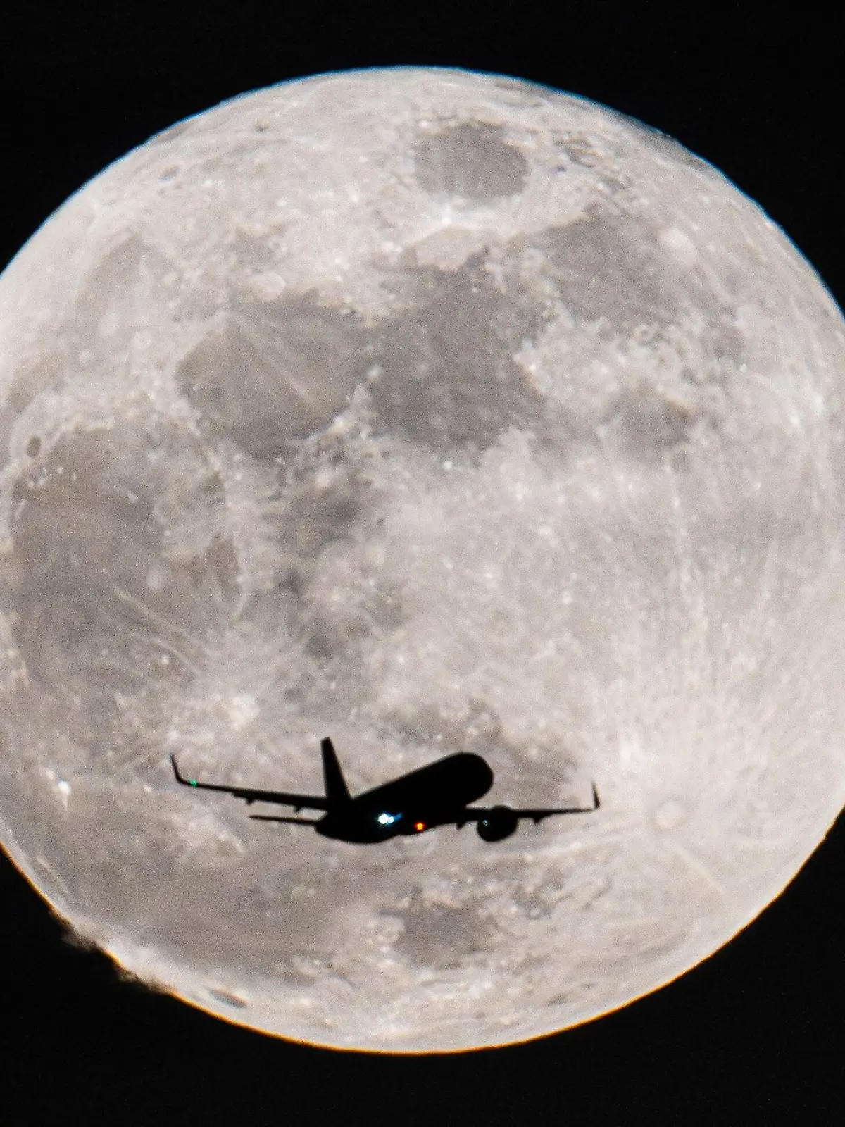 Mondpreis fürs Flugticket muss nicht sein: Wer flexibel bei Tagen und Uhrzeiten ist, findet oft günstigere Flüge.