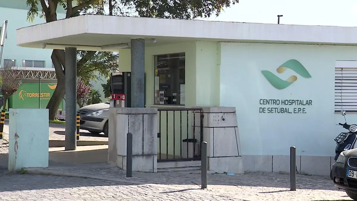 Mutter setzt zwei kleine Kinder aus: Festnahme in Portugal! Autofahrer findet sie